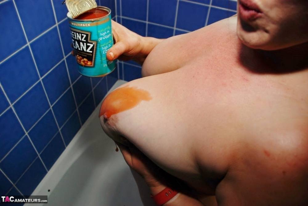 Big titted amateur Juicey Janey pours a can of pasta on her naked body - #9