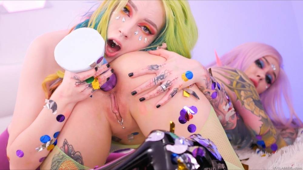 Alternative girls Helly Rite & Purple Bitch dildo assholes during lesbian sex - #12