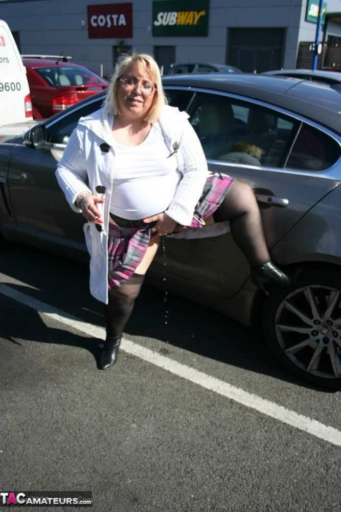 Obese blonde Lexie Cummings sports a butt plug while pissing in a parking lot - #6