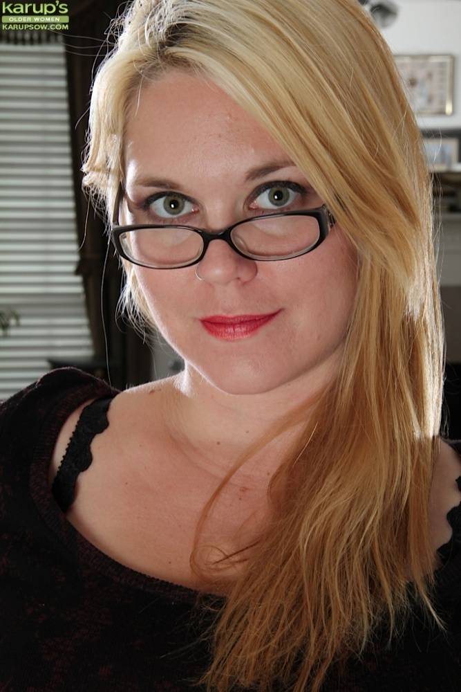 Fatty Milf in glasses Lindsay Jackson is undressing on camera - #6