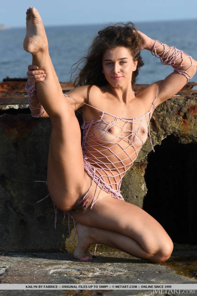 Young amateur Kailyn strikes great nude poses afore a rusty structure - #4
