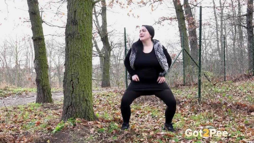 Fat chick Dora Black squats behind a tree to take a piss - #7