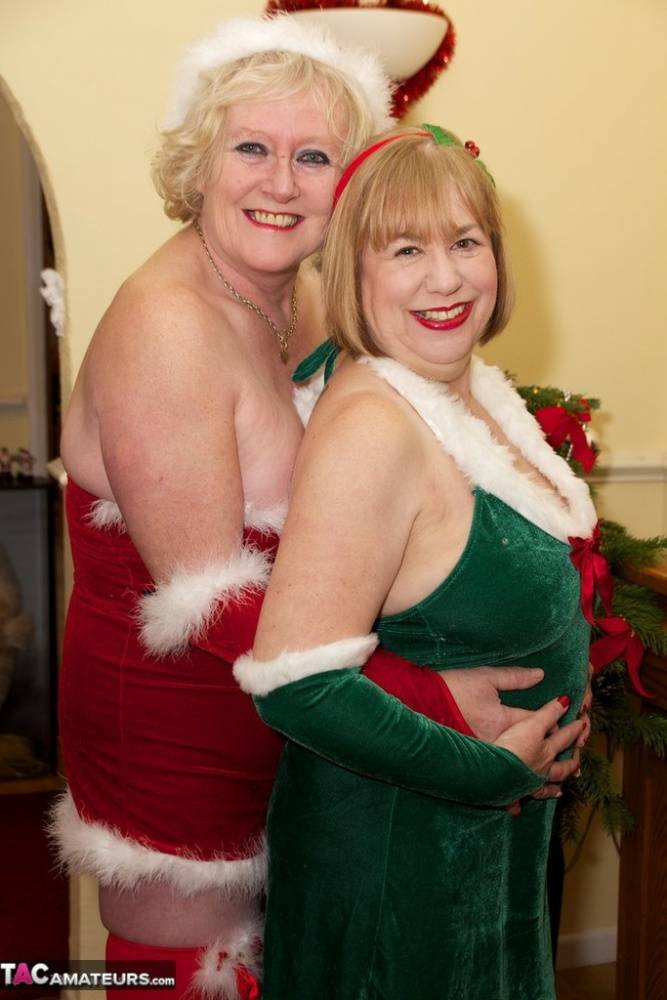 Mature amateur Speedy Bee partakes in lesbian sex at Christmas - #8