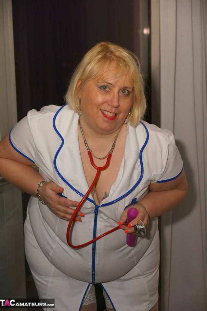 Obese blonde nurse Lexie Cummings masturbates on a sofa with a vibrator - #4