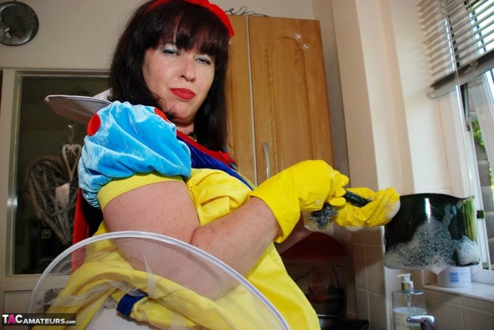 UK amateur Juicey Janey frees her big butt and snatch from cosplay attire - #3