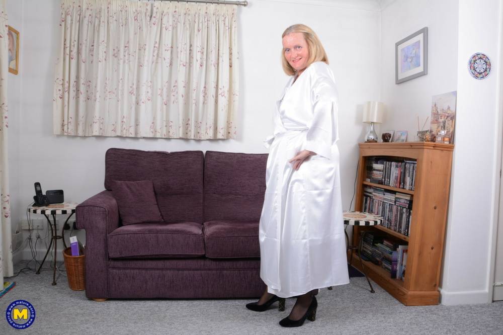 Mature UK plumper removes her robe before taking a wooden spoon to her cunt - #11