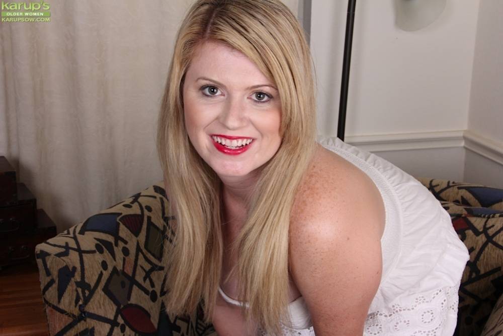 Smiling blonde mature Lexi Moore fucks her tight hole using dildo - #13