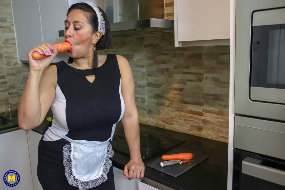 This Spanish mature housewmaid plays with the carrots from her work - #10