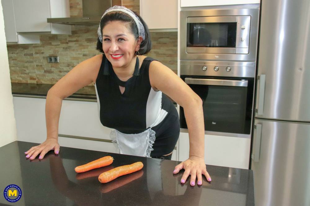 This Spanish mature housewmaid plays with the carrots from her work - #9