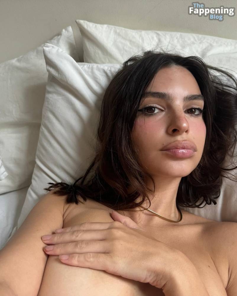 Emily Ratajkowski Takes a Few Selfies (3 Photos) - #1