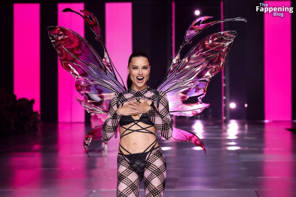 Adriana Lima Looks Sexy at the 2024 Victoria’s Secret Fashion Show (37 Photos) - #21