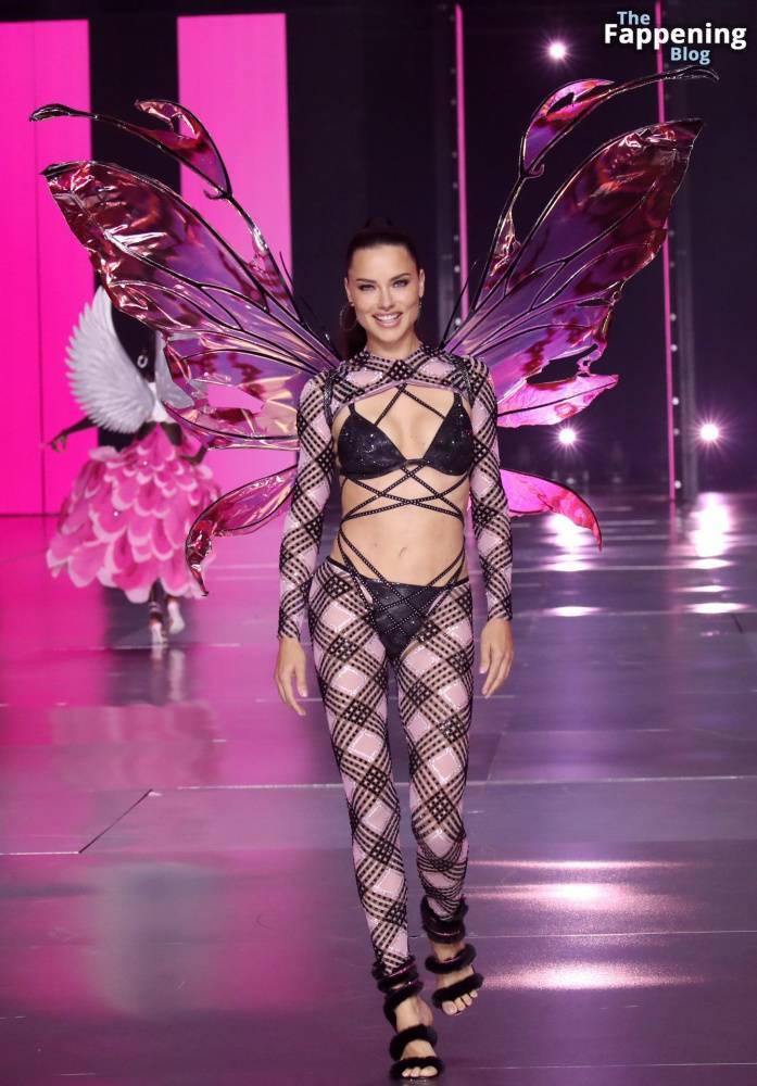 Adriana Lima Looks Sexy at the 2024 Victoria’s Secret Fashion Show (37 Photos) - #30