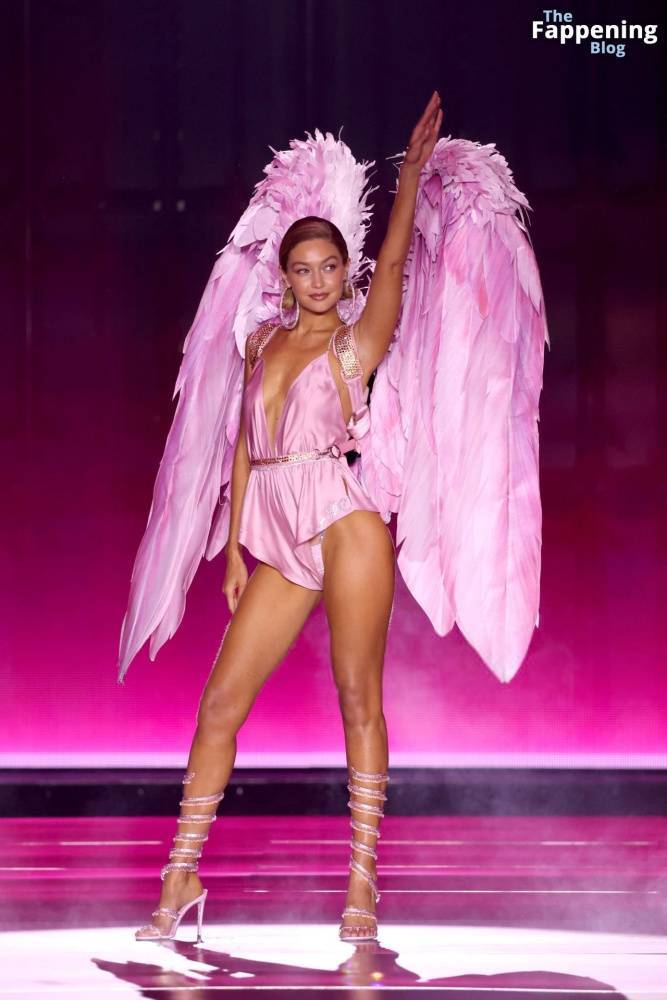 Gigi Hadid Displays Her Sexy Figure at the 2024 Victoria’s Secret Fashion Show (112 Photos) - #27