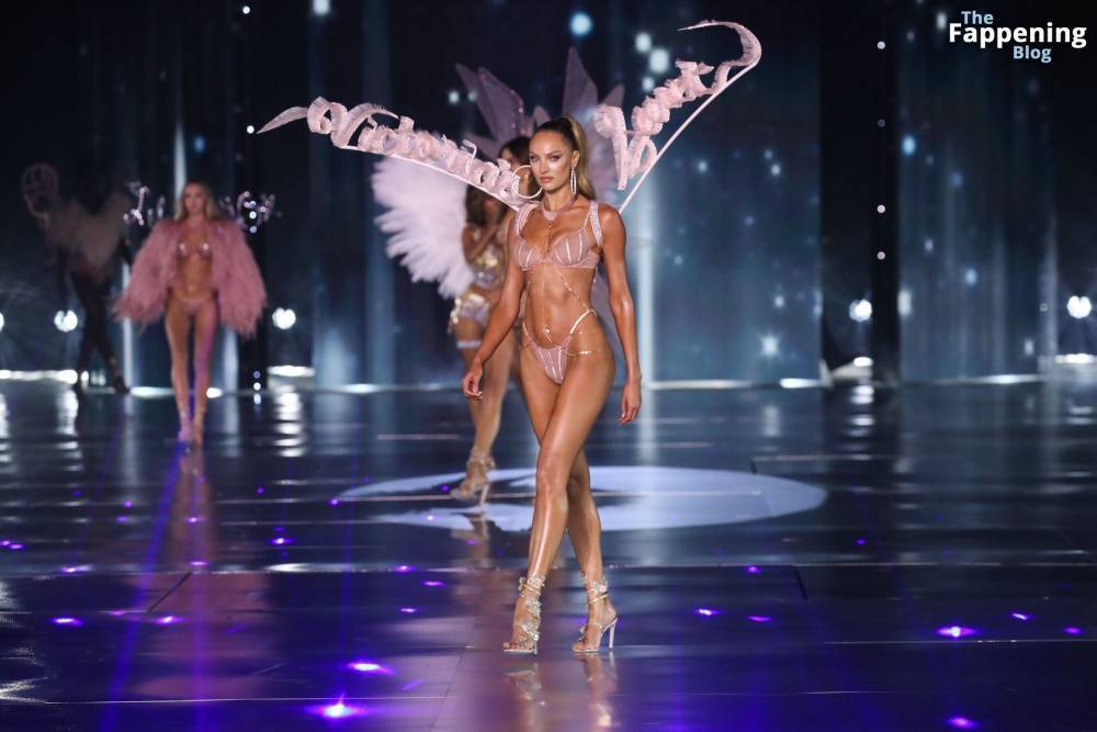 Candice Swanepoel Displays Her Sexy Body at the 2024 Victoria’s Secret Show (74 Photos) - #14