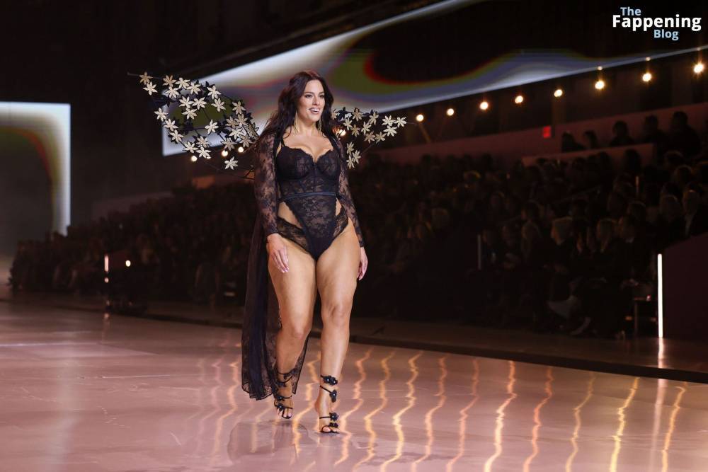 Ashley Graham Flaunts Her Curves at the 2024 Victoria’s Secret Show (67 Photos) - #27