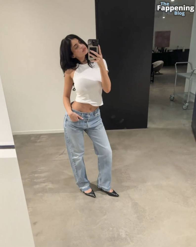 Kylie Jenner Shows Off Her Boobs & Midriff in a Casual T-shirt & Jeans (12 Pics + Video) - #7