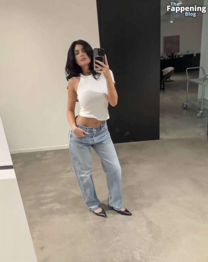 Kylie Jenner Shows Off Her Boobs & Midriff in a Casual T-shirt & Jeans (12 Pics + Video) - #8