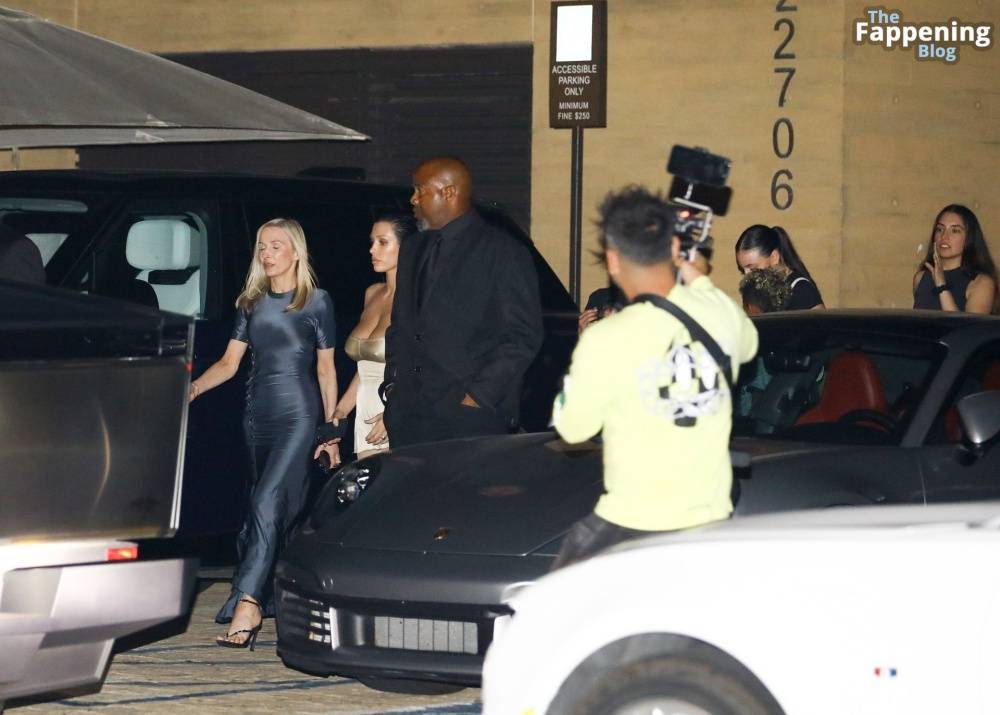 Bianca Censori Dines With Family and Kanye West’s Children at Nobu Malibu (67 Photos) - #11