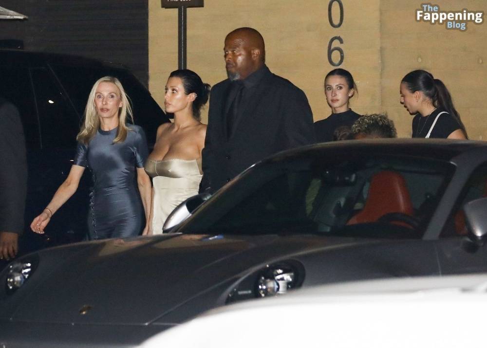 Bianca Censori Dines With Family and Kanye West’s Children at Nobu Malibu (67 Photos) - #8