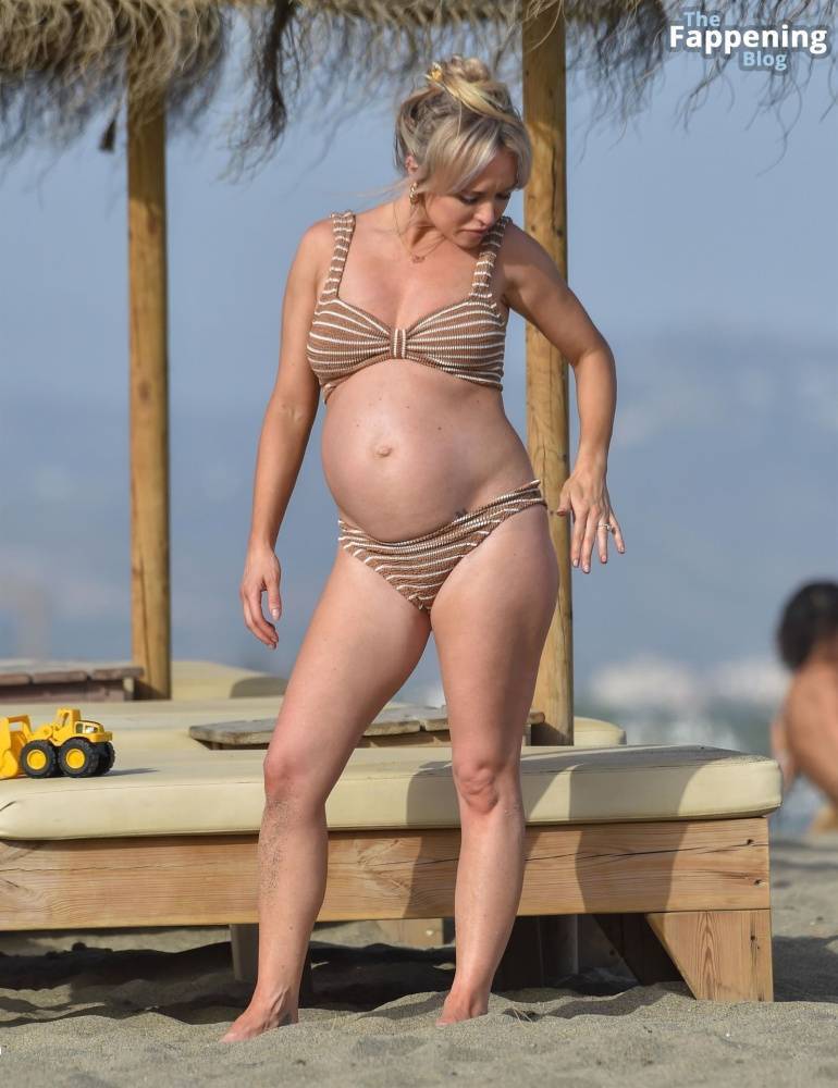 Jorgie Porter & Ollie Piotrowski Look Loved Up on the Beach in Spain (48 Photos) - #13