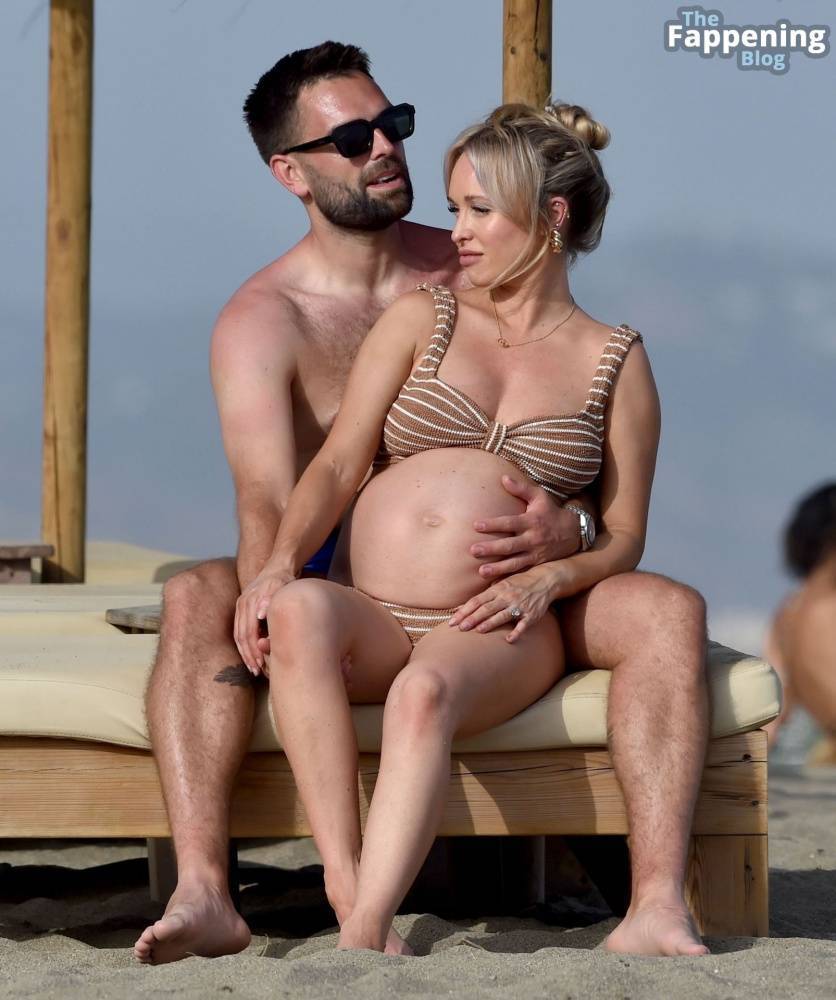 Jorgie Porter & Ollie Piotrowski Look Loved Up on the Beach in Spain (48 Photos) - #30