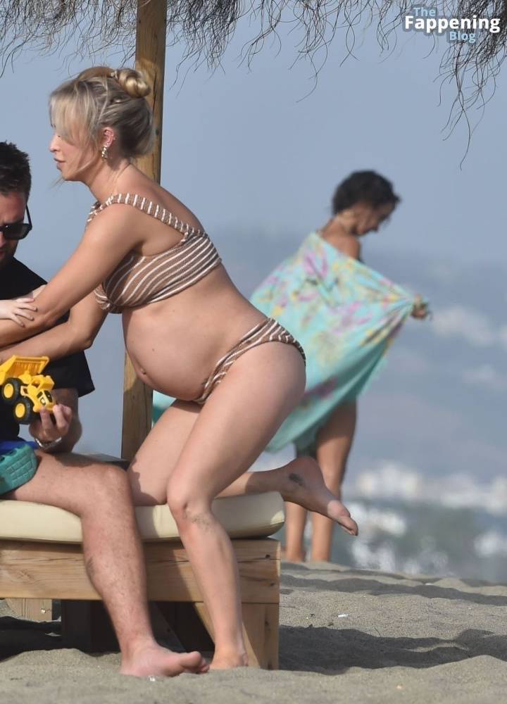 Jorgie Porter & Ollie Piotrowski Look Loved Up on the Beach in Spain (48 Photos) - #7