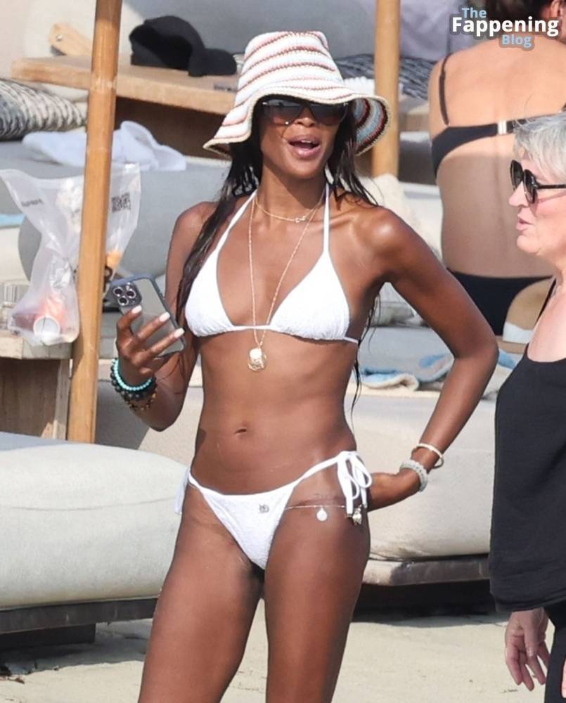 Naomi Campbell Shows Off Her Sexy Figure During Her Holiday with DJ Rampa on the Beaches of Mykonos (123 Photos) - #26