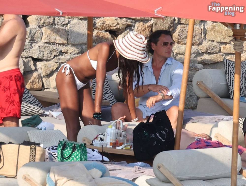 Naomi Campbell Shows Off Her Sexy Figure During Her Holiday with DJ Rampa on the Beaches of Mykonos (123 Photos) - #25