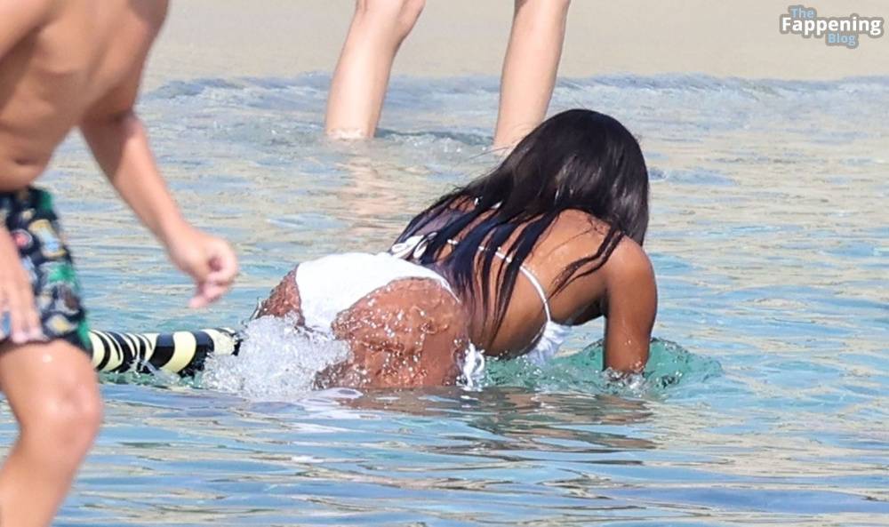 Naomi Campbell Shows Off Her Sexy Figure During Her Holiday with DJ Rampa on the Beaches of Mykonos (123 Photos) - #5