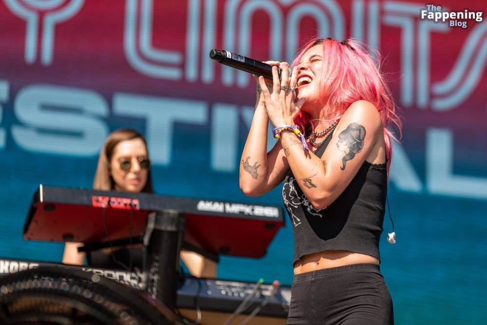 Bea Miller Shows Off Her Cameltoe on Stage (17 Photos) - #7