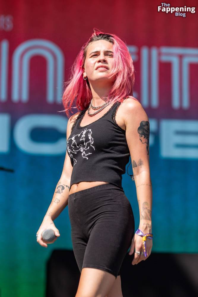 Bea Miller Shows Off Her Cameltoe on Stage (17 Photos) - #9