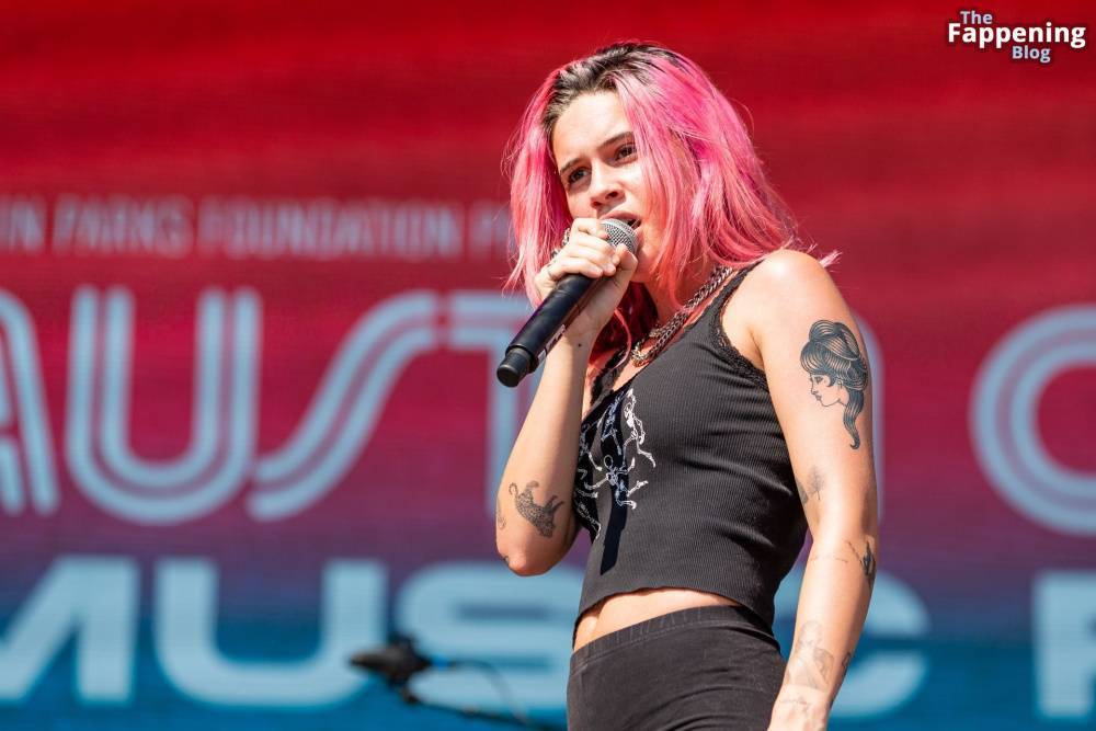 Bea Miller Shows Off Her Cameltoe on Stage (17 Photos) - #14