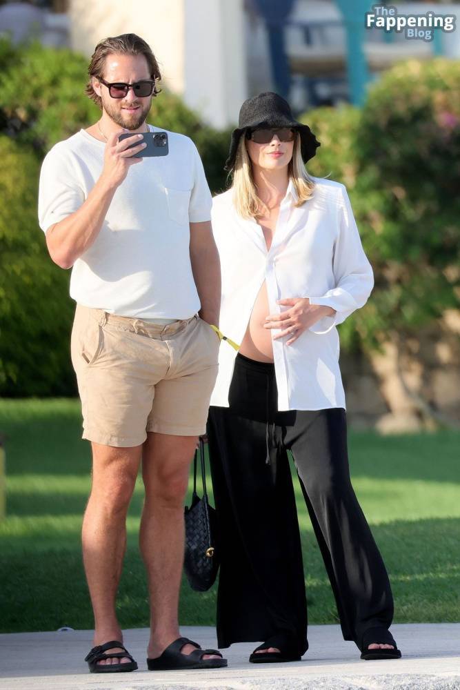 Pregnant Margot Robbie Looks Radiant While Pictured With Her Husband in Sardinia (130 Photos) - #2