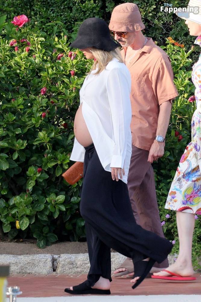 Pregnant Margot Robbie Looks Radiant While Pictured With Her Husband in Sardinia (130 Photos) - #23