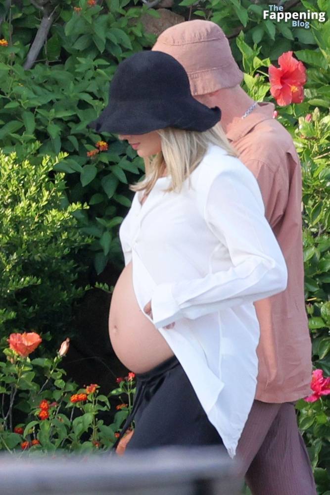 Pregnant Margot Robbie Looks Radiant While Pictured With Her Husband in Sardinia (130 Photos) - #24