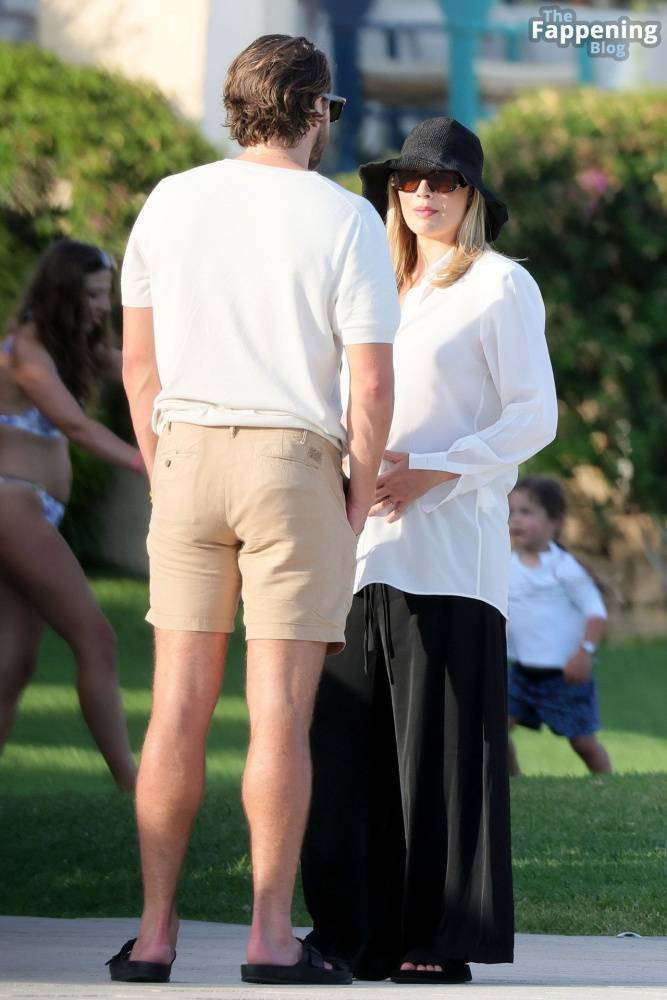 Pregnant Margot Robbie Looks Radiant While Pictured With Her Husband in Sardinia (130 Photos) - #8