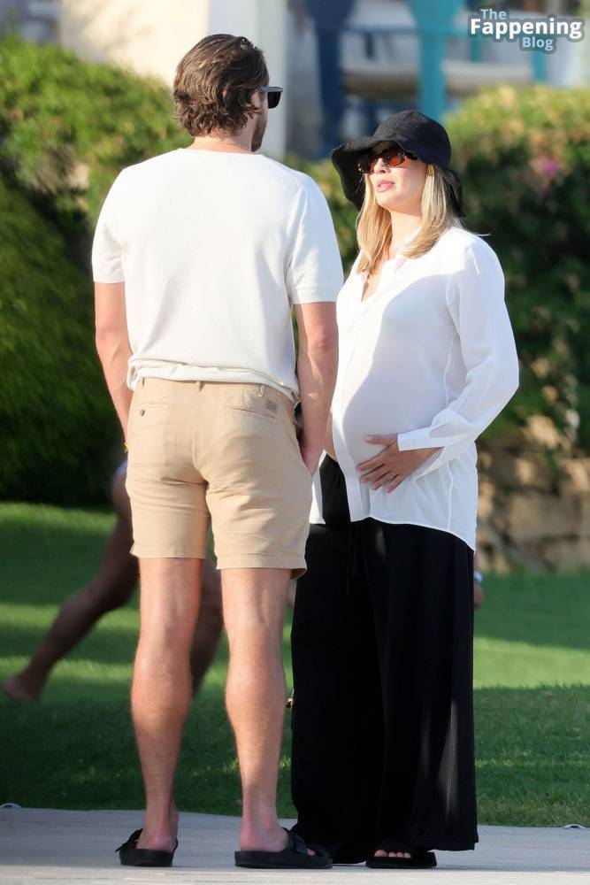 Pregnant Margot Robbie Looks Radiant While Pictured With Her Husband in Sardinia (130 Photos) - #9