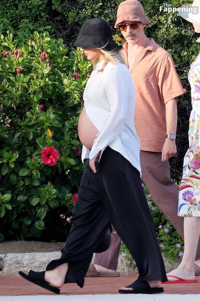 Pregnant Margot Robbie Looks Radiant While Pictured With Her Husband in Sardinia (130 Photos) - #22