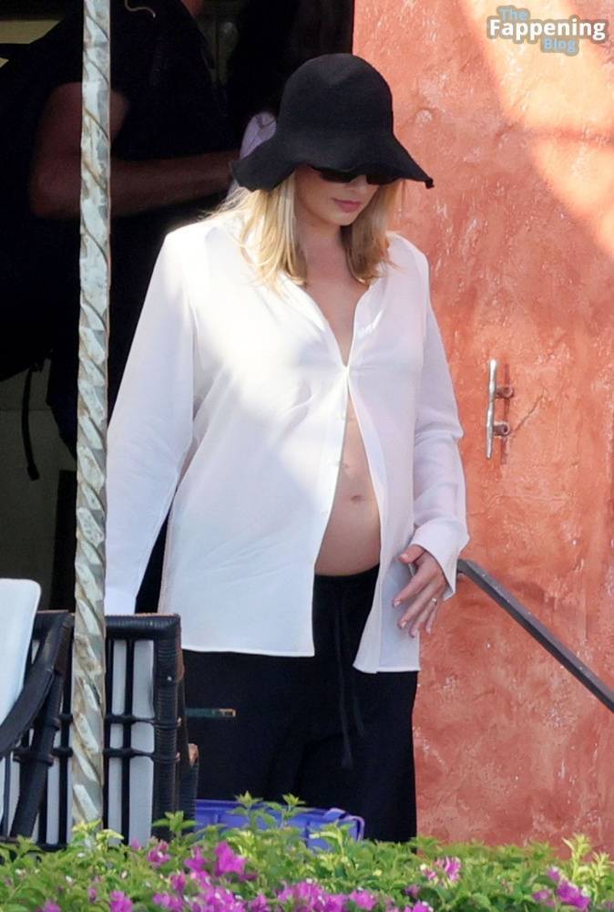 Pregnant Margot Robbie Looks Radiant While Pictured With Her Husband in Sardinia (130 Photos) - #13