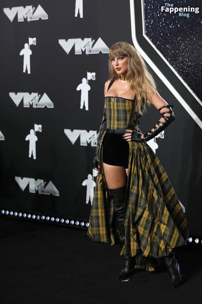 Taylor Swift Displays Nice Cleavage at the MTV VMAs (170 Photos) - #26