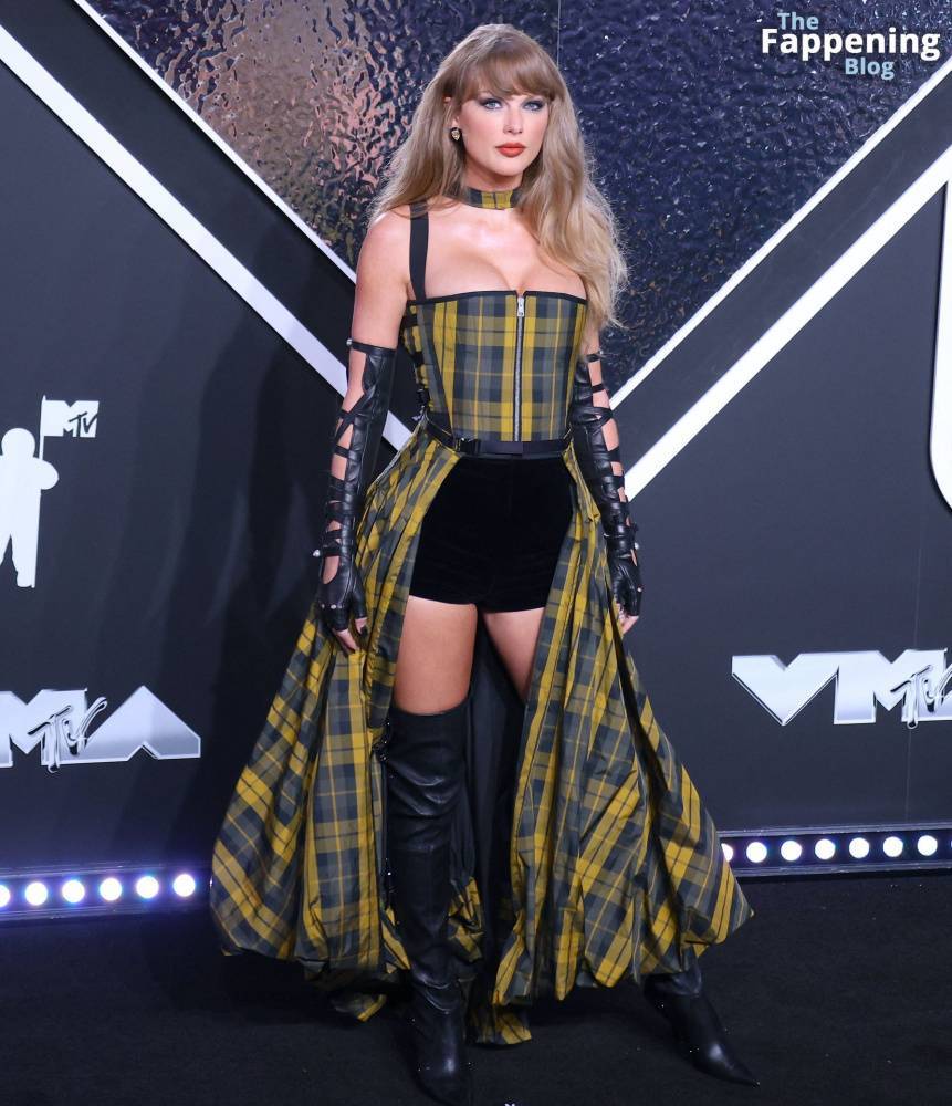 Taylor Swift Displays Nice Cleavage at the MTV VMAs (170 Photos) - #16