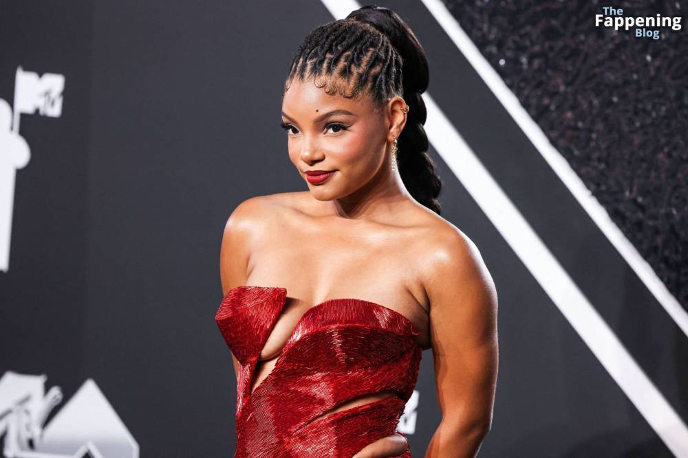 Halle Bailey Shows Off Her Assets at the VMAs (84 Photos) - #21