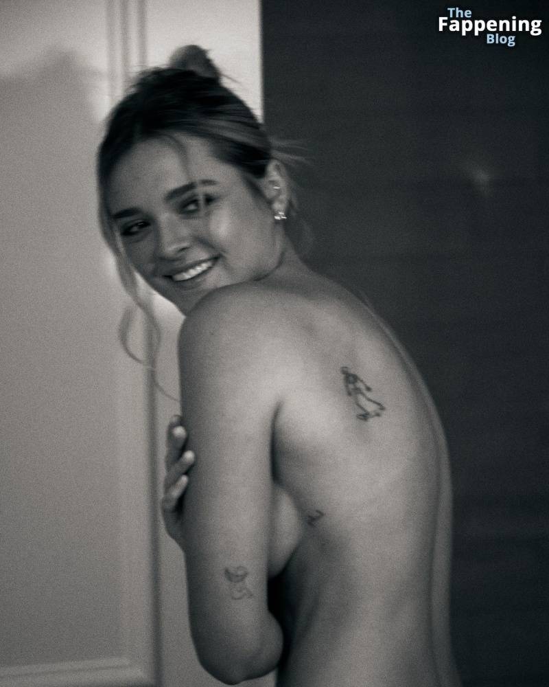 Charlotte Lawrence Topless (4 Photos) - #2