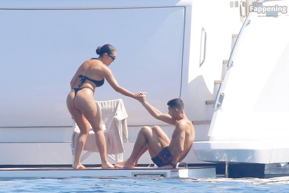 Georgina Rodriguez & Cristiano Ronaldo Enjoy Luxurious Yacht Day in the South of France (104 Photos) - #26