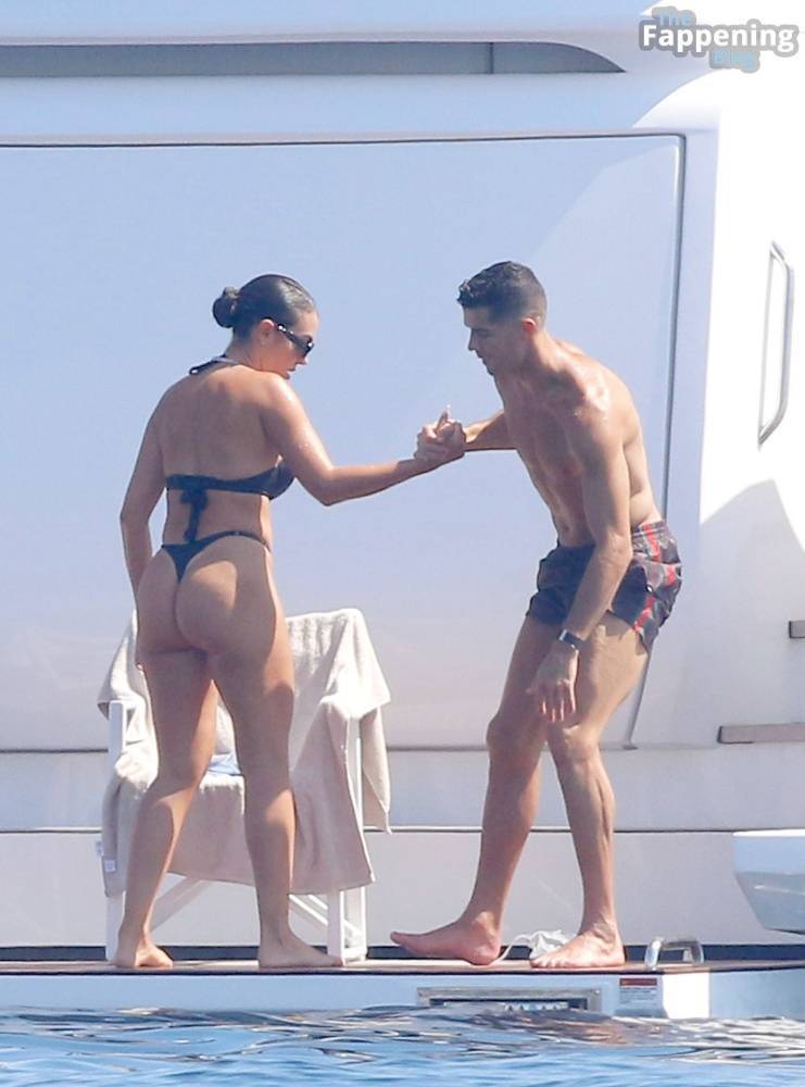 Georgina Rodriguez & Cristiano Ronaldo Enjoy Luxurious Yacht Day in the South of France (104 Photos) - #28