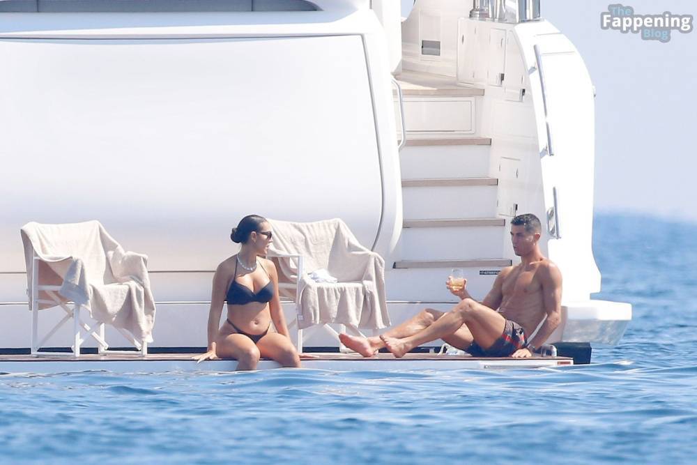 Georgina Rodriguez & Cristiano Ronaldo Enjoy Luxurious Yacht Day in the South of France (104 Photos) - #11