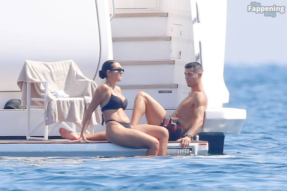 Georgina Rodriguez & Cristiano Ronaldo Enjoy Luxurious Yacht Day in the South of France (104 Photos) - #13