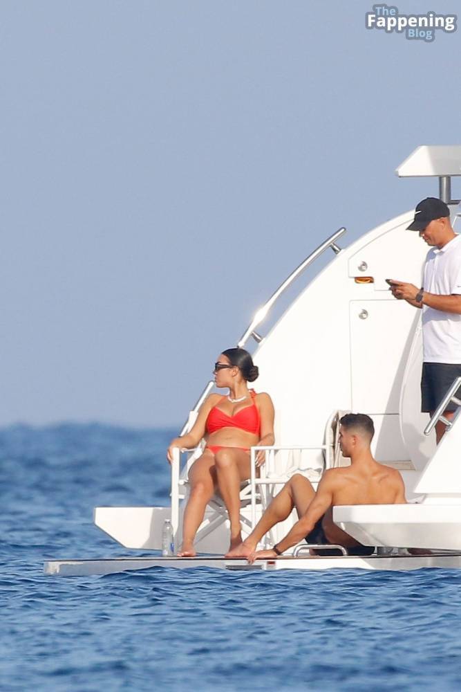 Georgina Rodriguez & Cristiano Ronaldo Enjoy Luxurious Yacht Day in the South of France (125 Photos) - #10