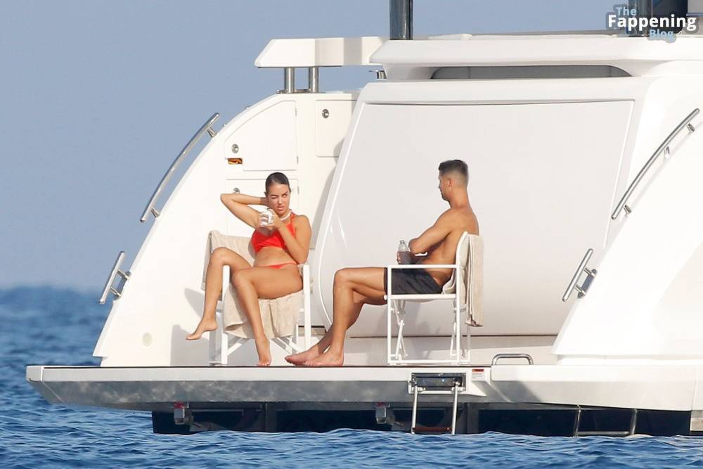 Georgina Rodriguez & Cristiano Ronaldo Enjoy Luxurious Yacht Day in the South of France (125 Photos) - #12