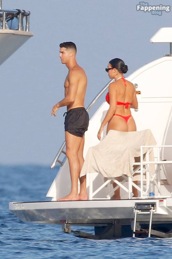 Georgina Rodriguez & Cristiano Ronaldo Enjoy Luxurious Yacht Day in the South of France (125 Photos) - #23